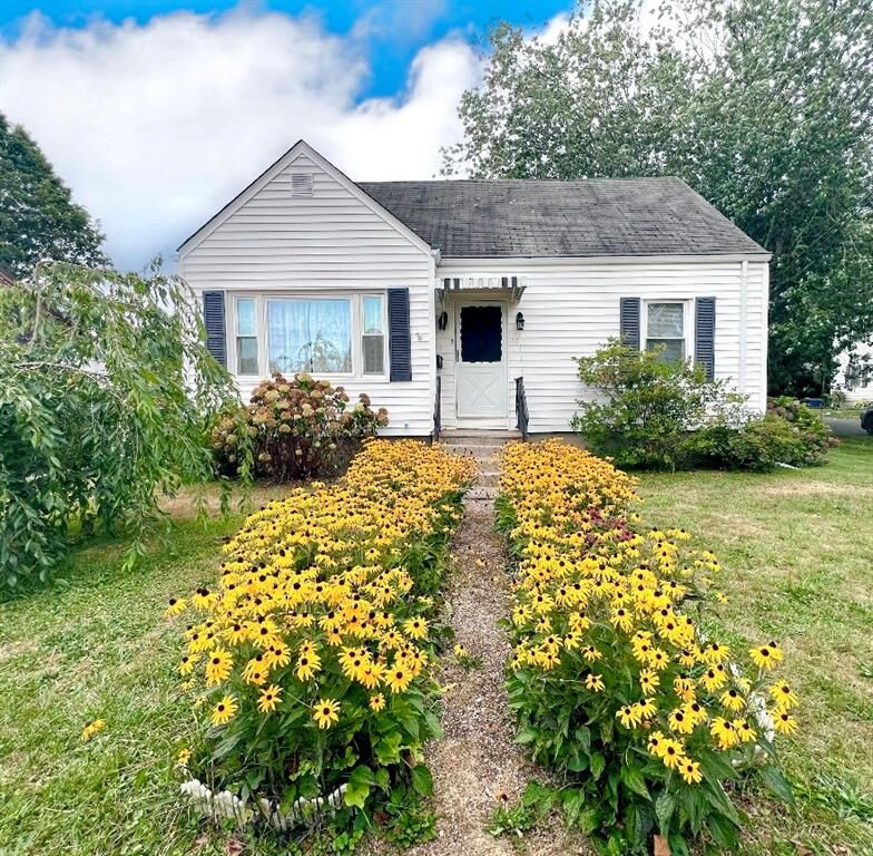 Property Photo:  86 Maple Avenue  RI 02842 