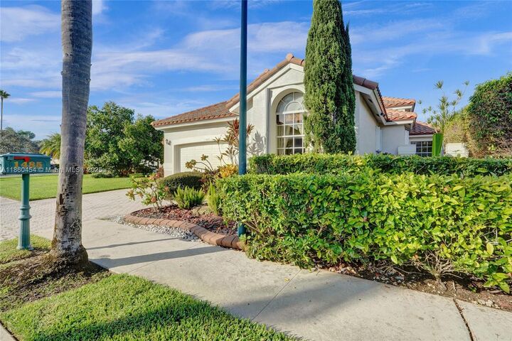 Property Photo: 1485 W Lacosta Dr W FL 33027