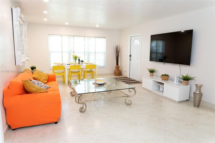 Property Photo:  121 NE 1st Ct  FL 33004 