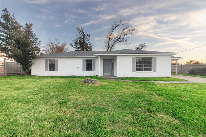 Property Photo:  307 W Sale Road W  LA 70605