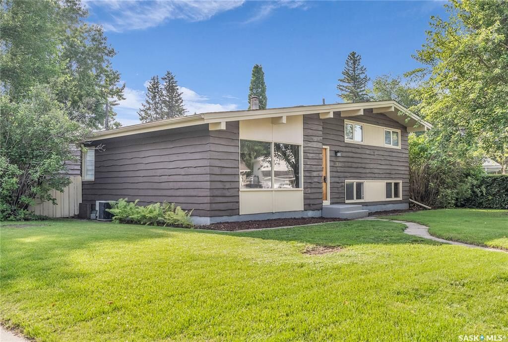 Property Photo:  2601 Irvine Avenue  SK S7J 2B2 