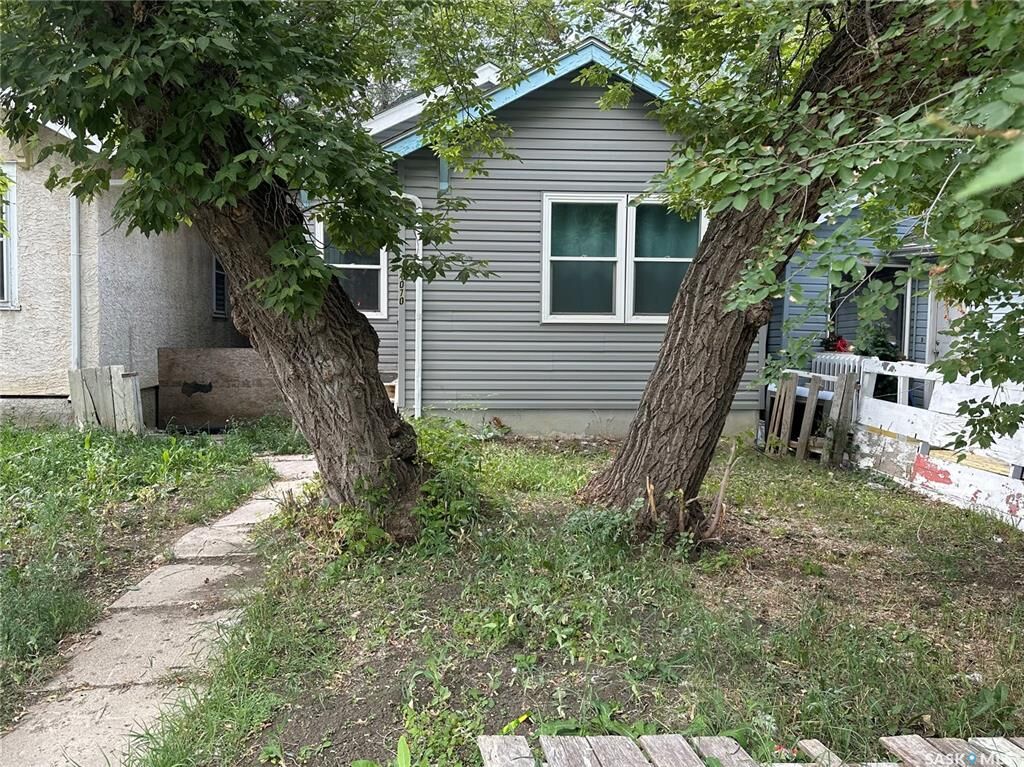 Property Photo:  1070 Argyle Street  SK S4T 3R3 