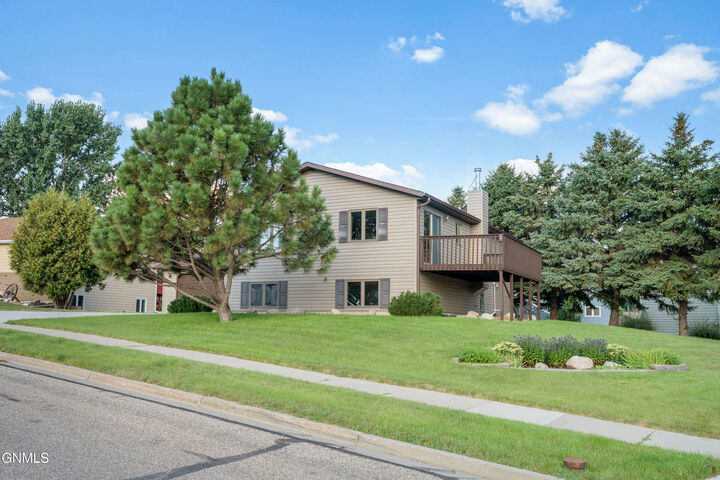 Property Photo: 1740 Primrose Place ND 58501