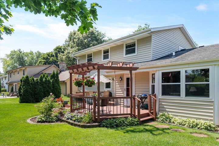 Property Photo:  W223n2276 Meadowood Ln  WI 53186 
