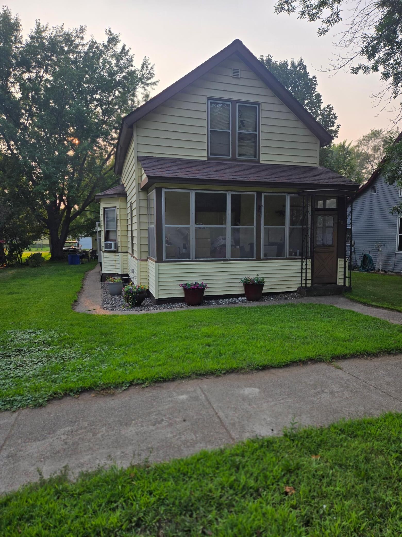 Property Photo:  725 7th Street NE  MN 56345 