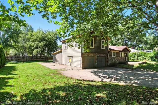 Property Photo:  5567 Eldridge Drive  MI 48327 