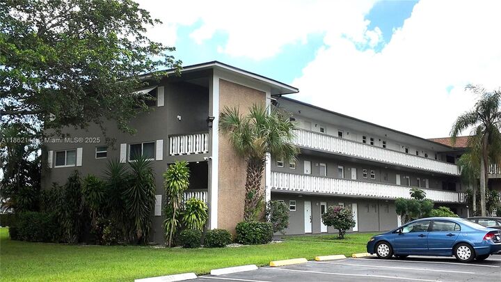 Property Photo: 5200 Washington St 302 FL 33021
