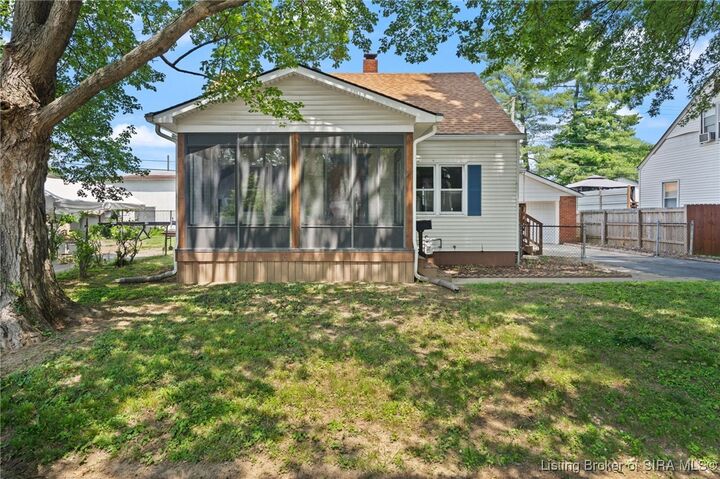 Property Photo: 425 Andalusia Avenue IN 47129