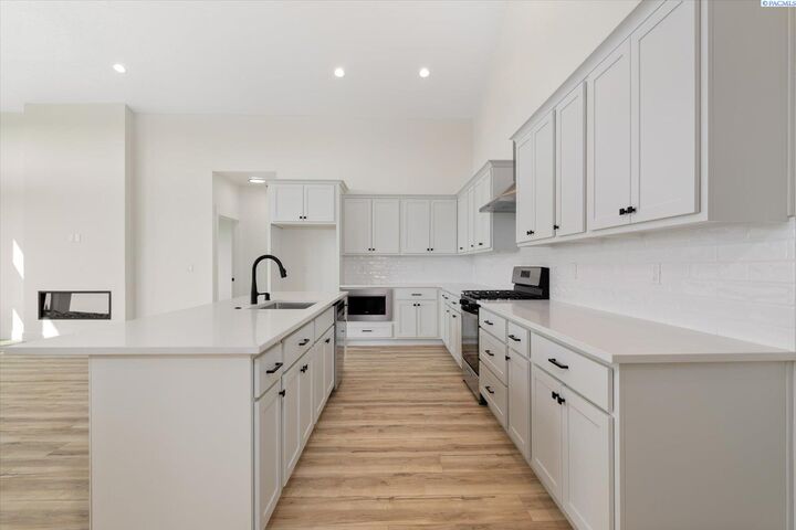 Property Photo: 6677 W 27th Ave WA 99338