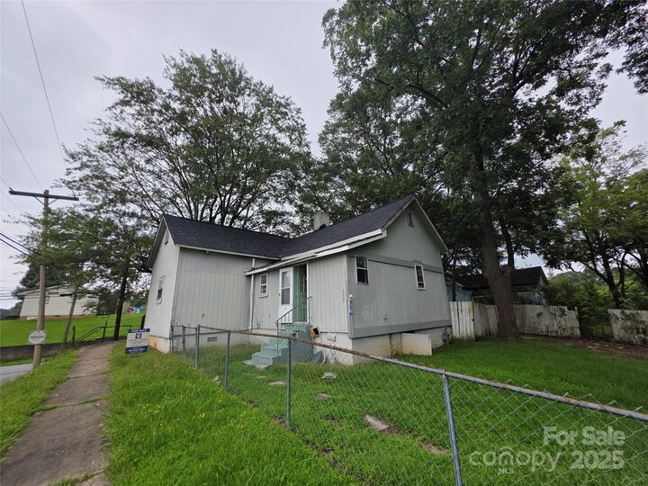 Property Photo:  401 E Trade Street  NC 28034 