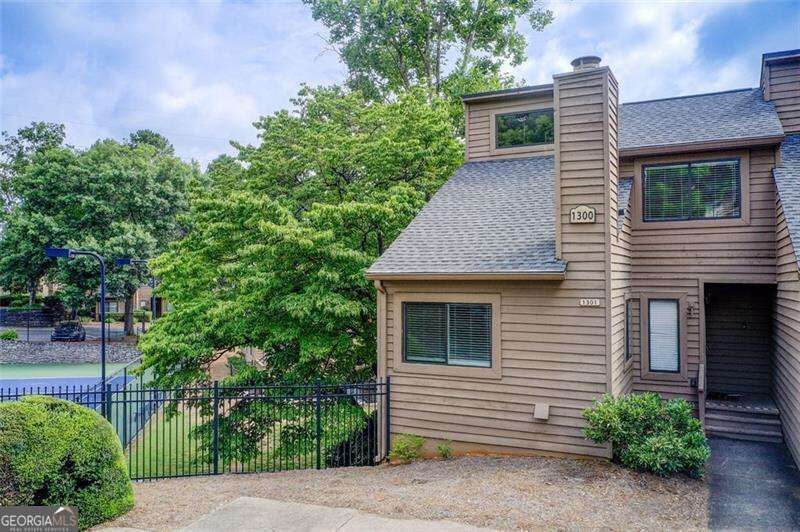 Property Photo: 1301 Parkaire Crossing GA 30068