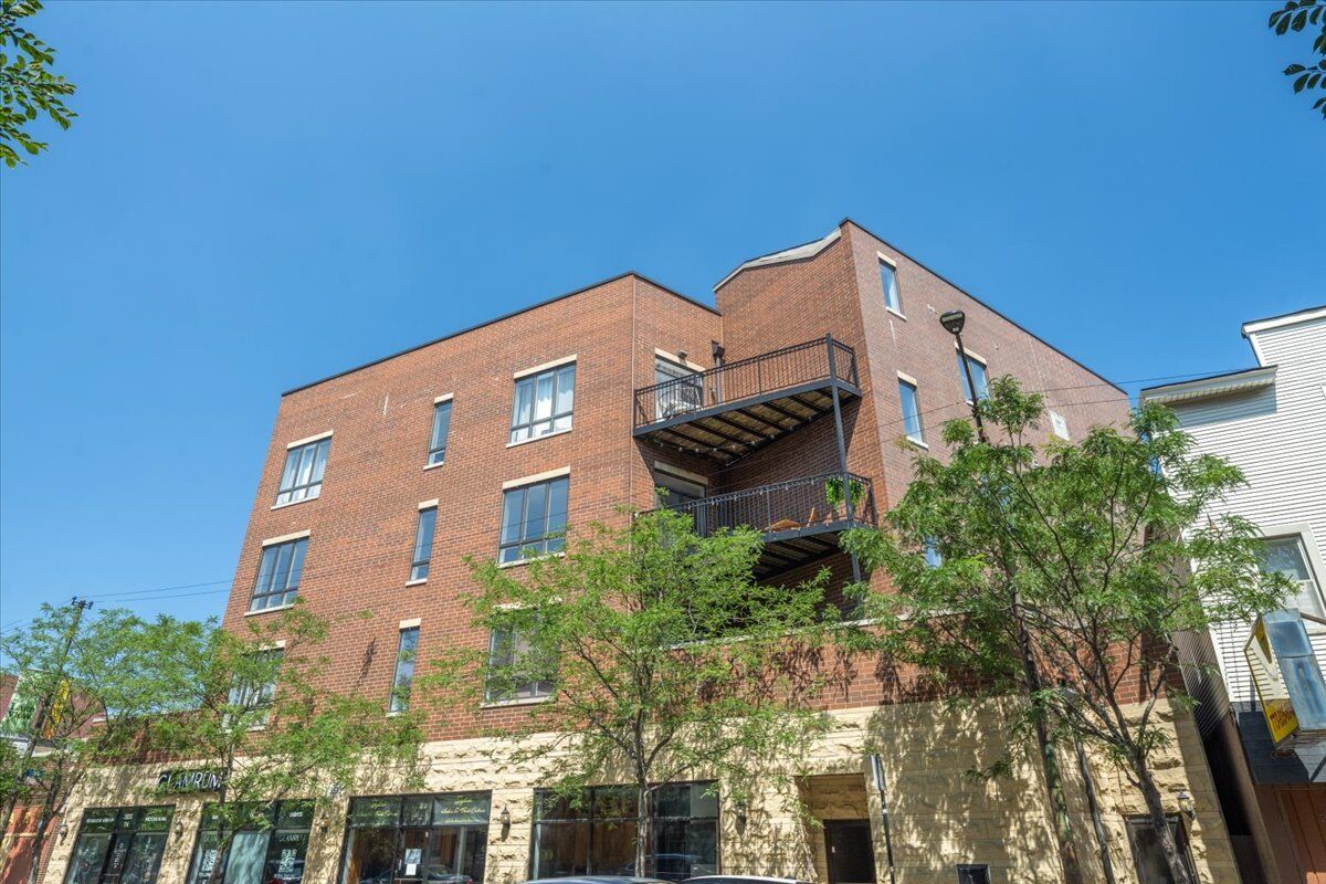 Property Photo: 3534 N Hermitage Avenue 303 IL 60657