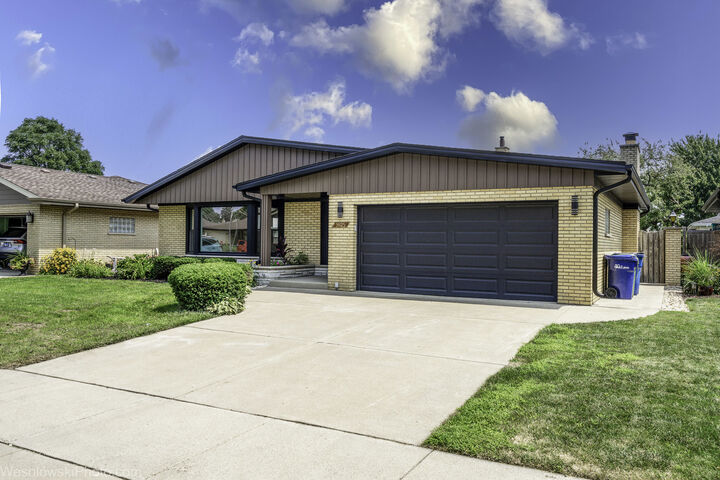 Property Photo: 9825 S Kilbourn Avenue IL 60453