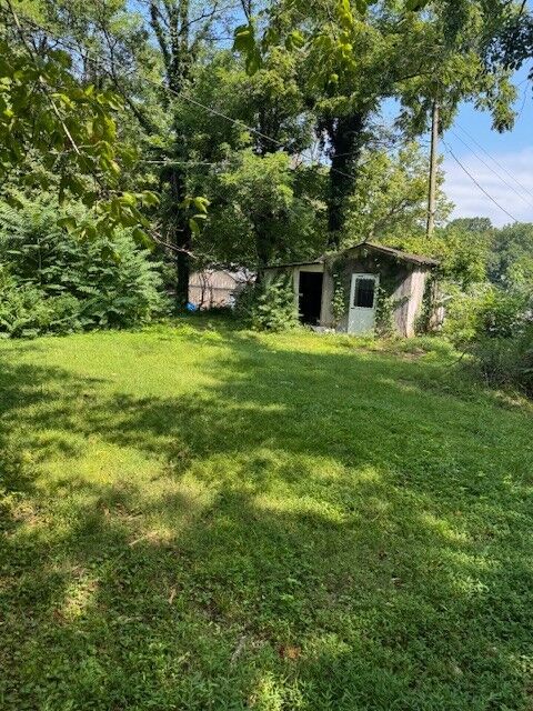 Property Photo: 213 Chamberlain Ave TN 37083