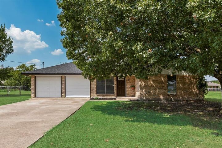 Property Photo: 817 Eastridge Circle TX 75154