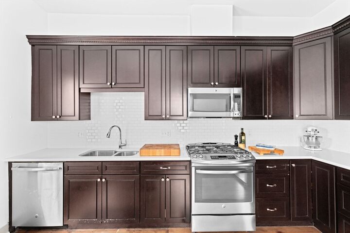 Property Photo:  683 East 4th St 1  MA 02127 