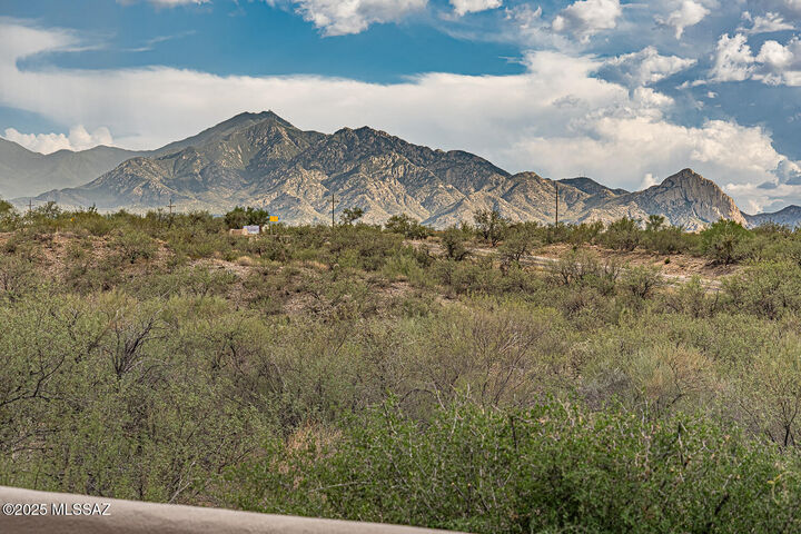 Property Photo:  682 E Armor Springs Place  AZ 85614 