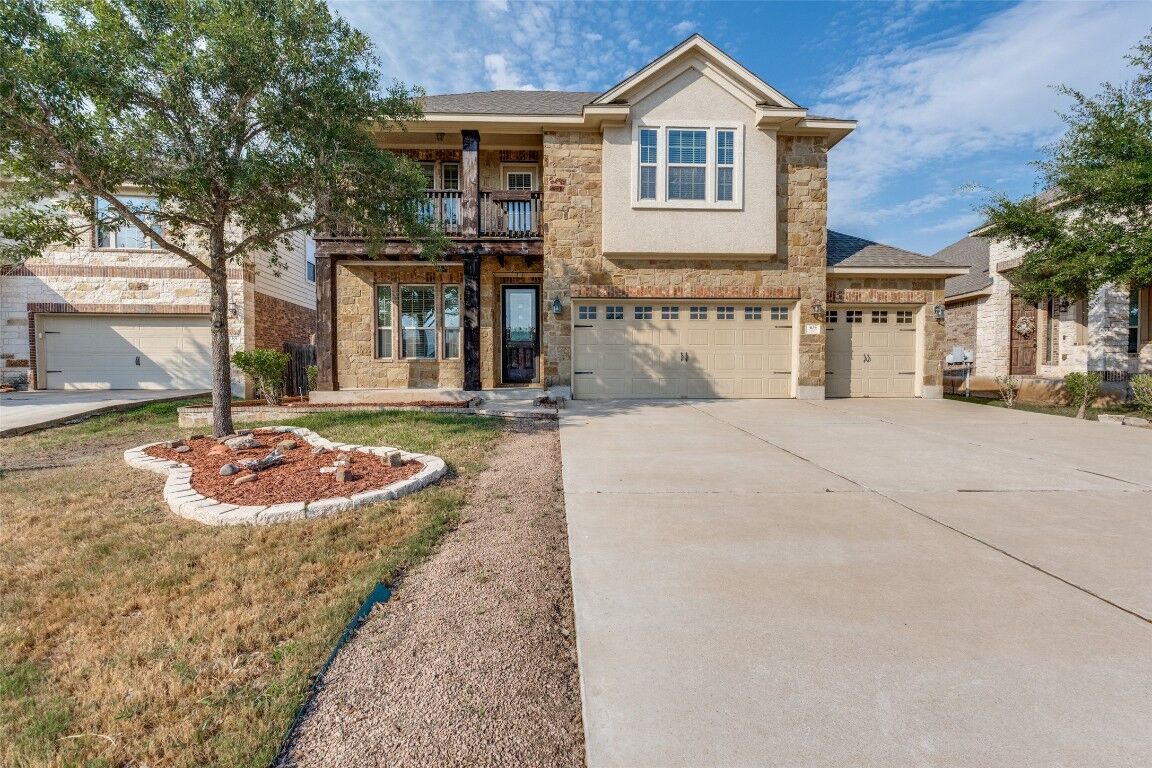 Property Photo:  305 Leather Oak Loop  TX 78666 