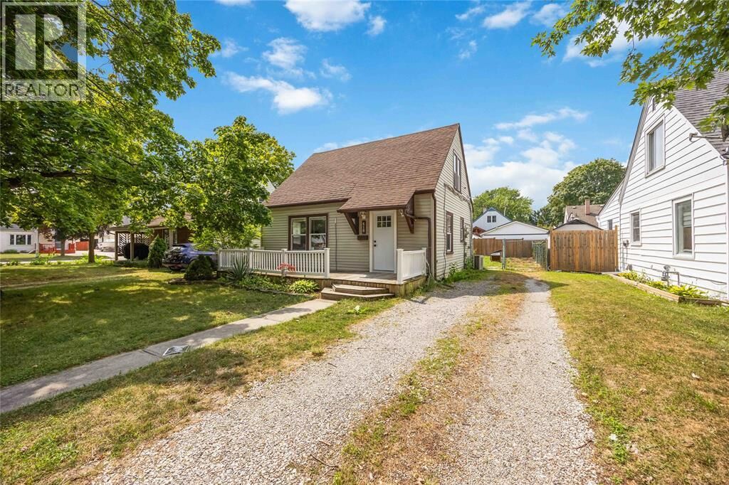 Property Photo: 618 Elm Avenue ON N7T 4H1