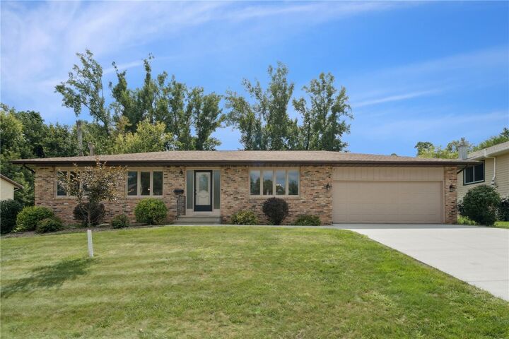 5207 Broadlawn Drive SE  Cedar Rapids IA 52402 photo