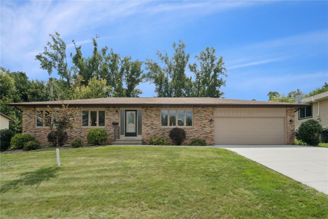 Property Photo:  5207 Broadlawn Drive SE  IA 52402 