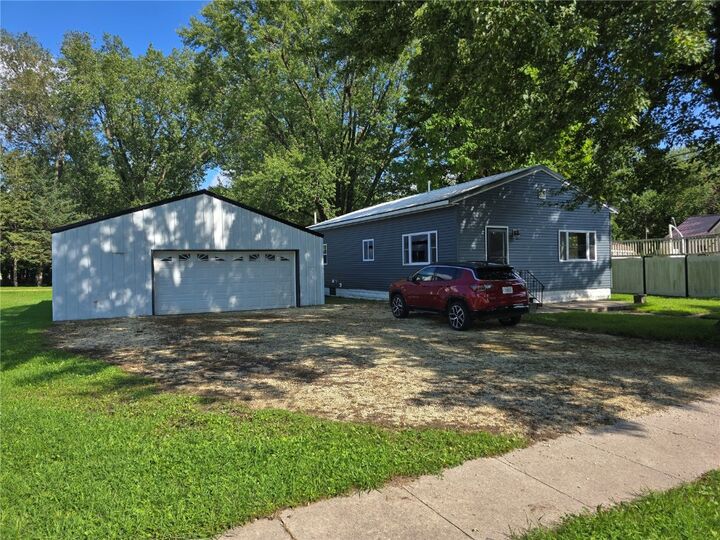 205 8th Avenue SW  Oelwein IA 50662 photo