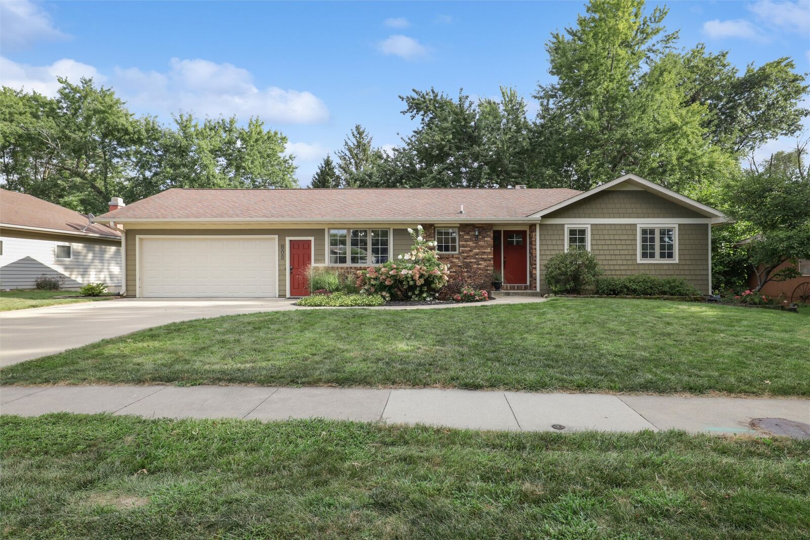 Property Photo: 809 Park Lane IA 50219