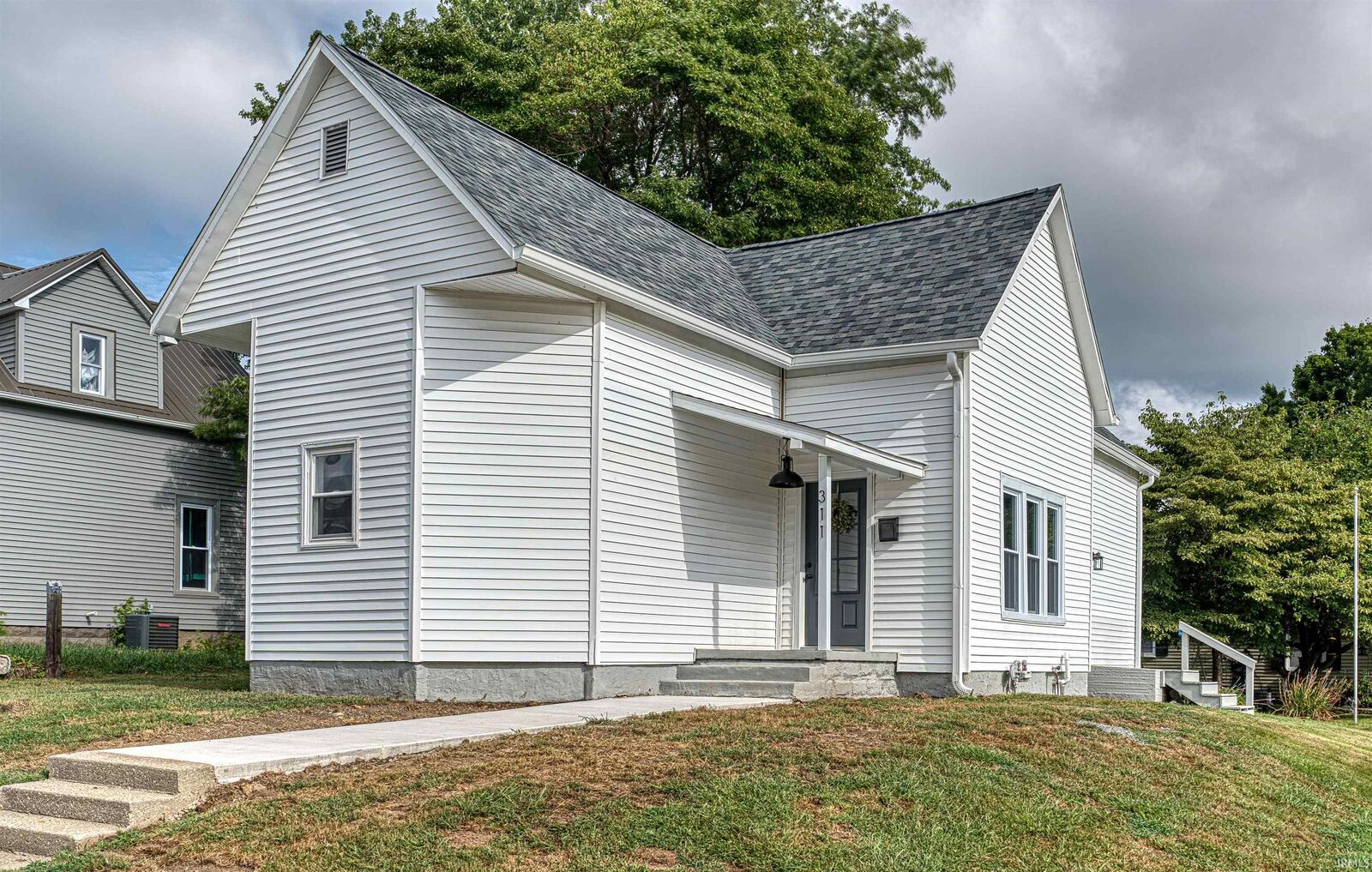 Property Photo:  311 W Columbia Street  IN 47660-1411 
