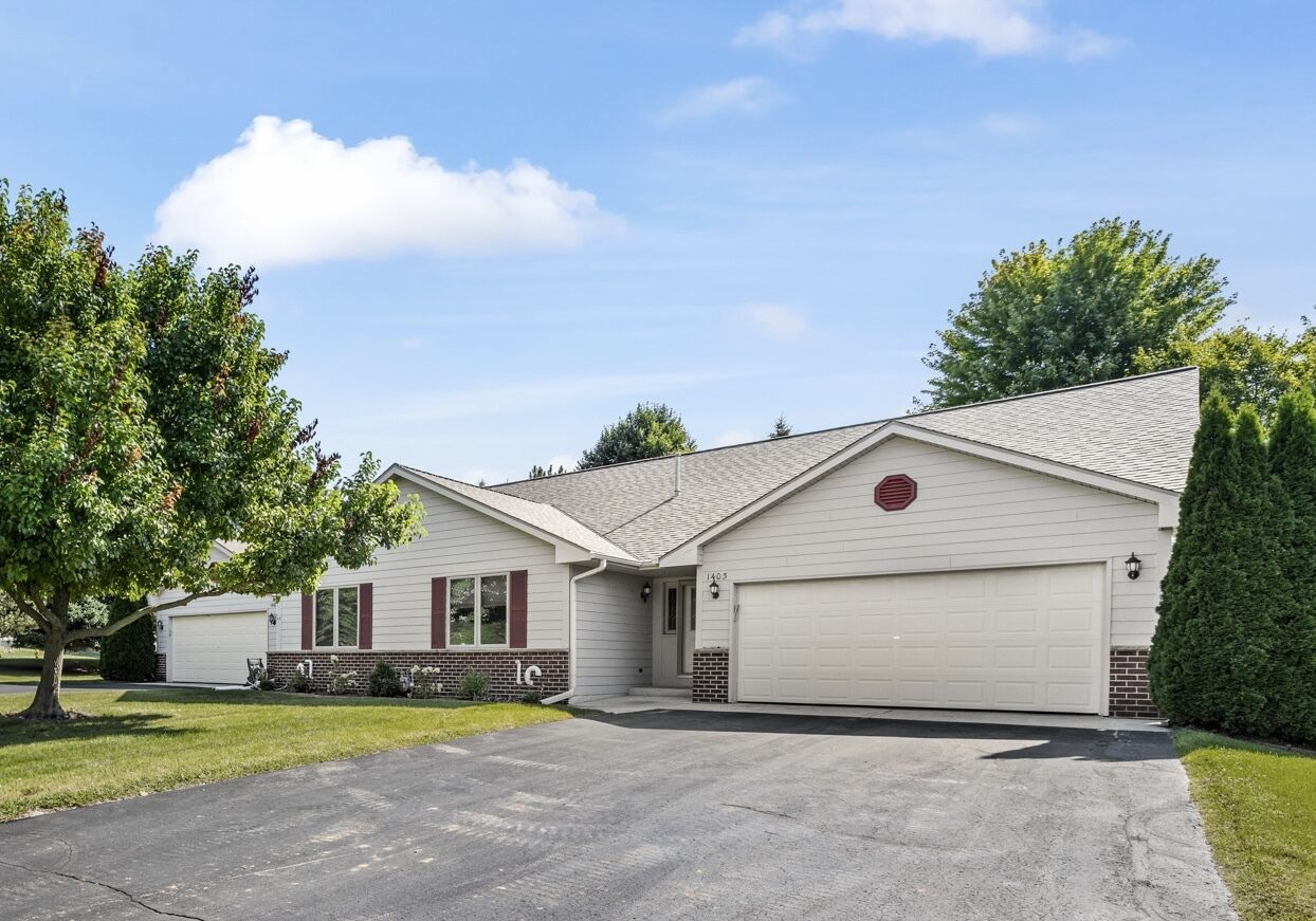 Property Photo:  1403 Carriage Dr M-6B  WI 53095 