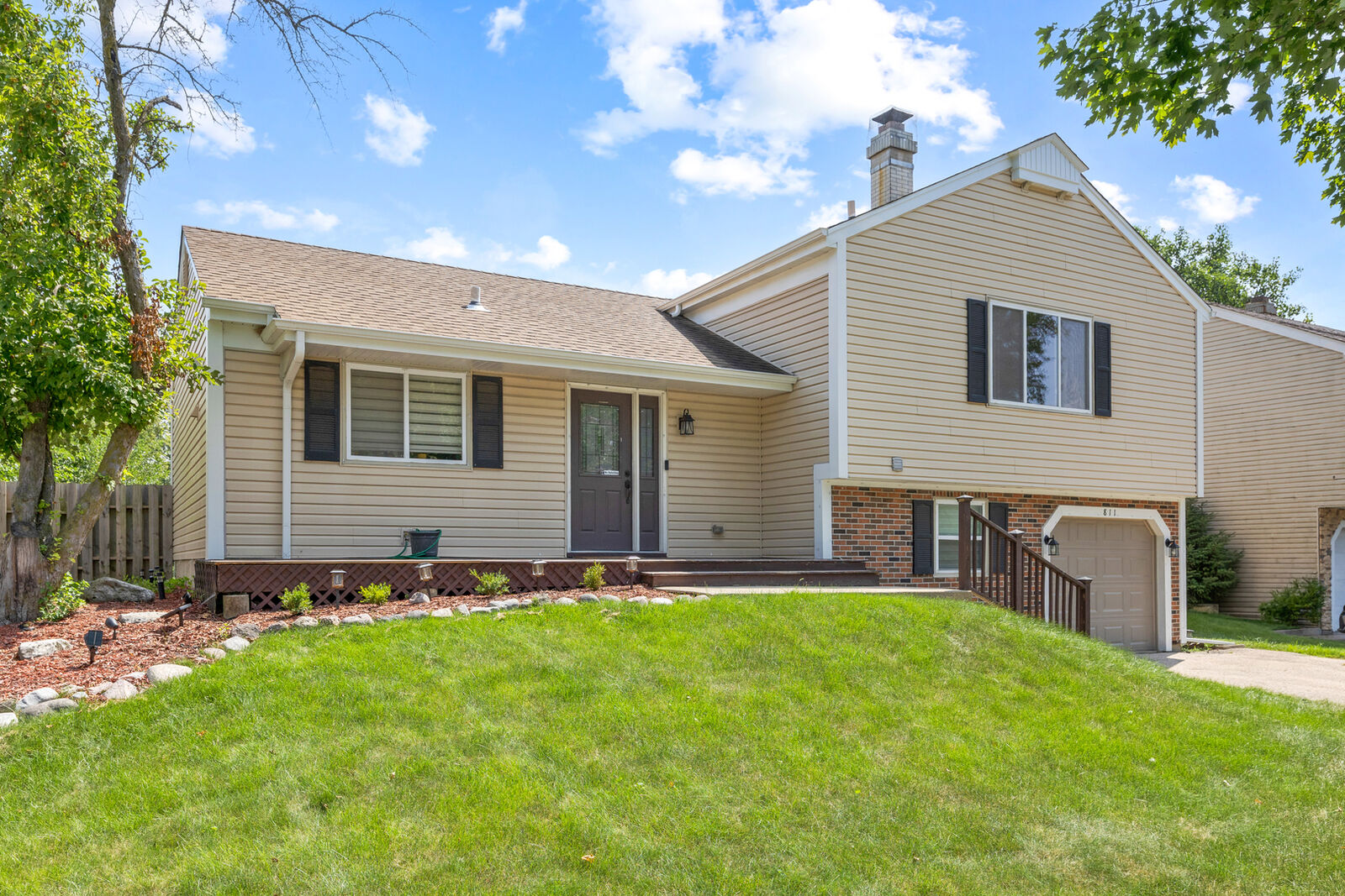 Property Photo: 811 S Sheridan Drive IL 60103