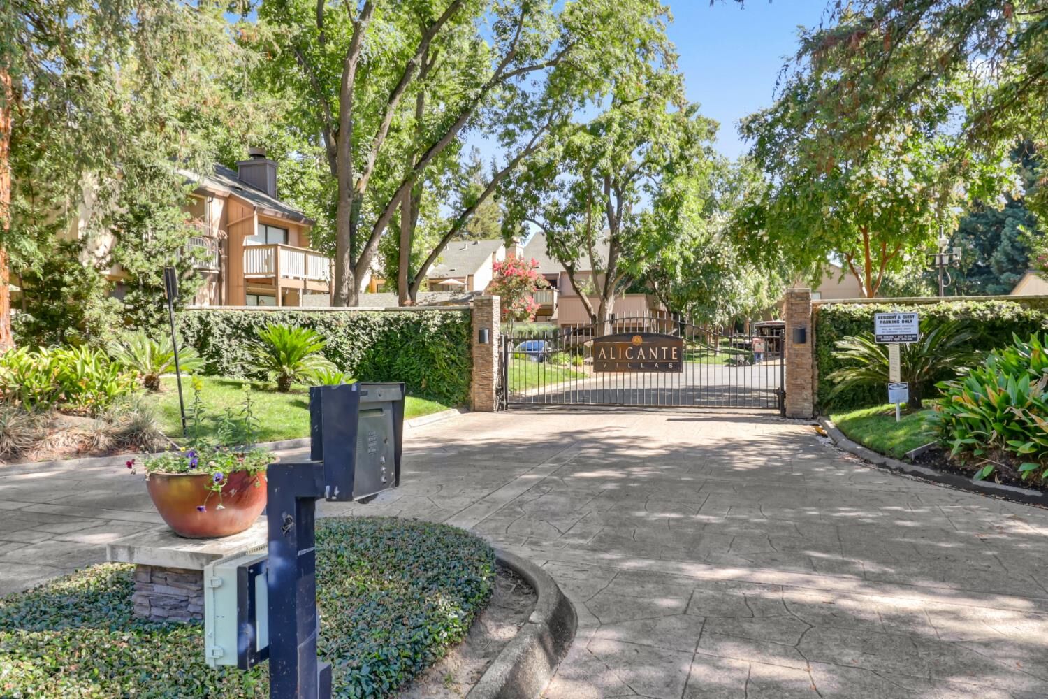 Property Photo: 540 Woodside Oaks 1 CA 95825