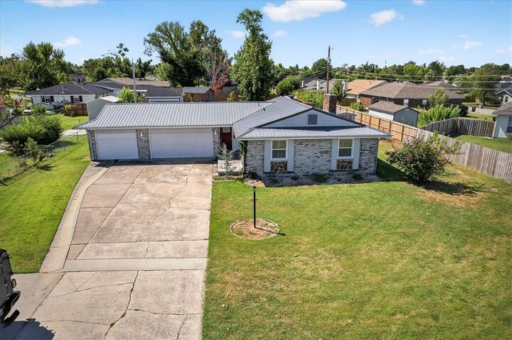 Property Photo: 2202 W Oak Street AR 72758