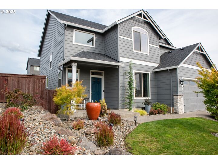 Property Photo: 627 E Tanoak Ave WA 98629