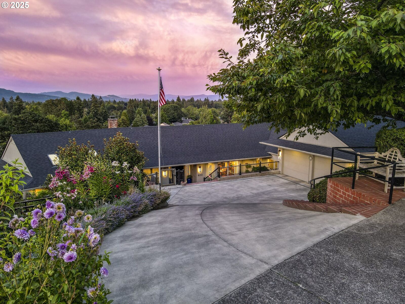 Property Photo: 420 Spyglass Dr OR 97401