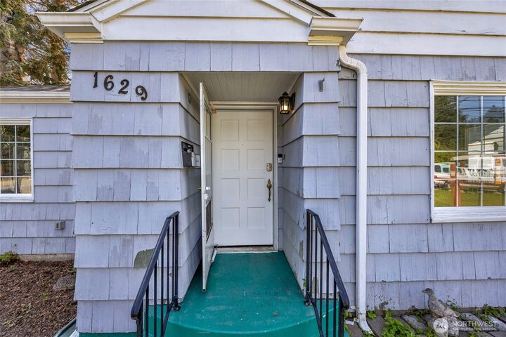 Property Photo: 1629 S 6th Street WA 98273