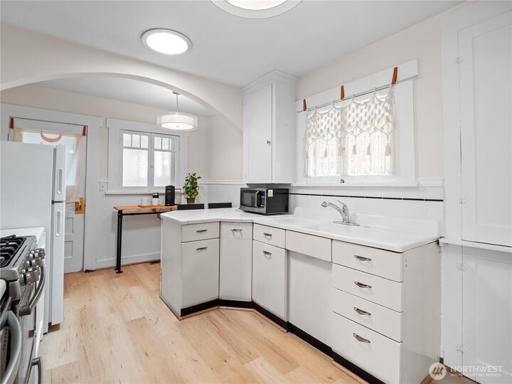 Property Photo: 9701 Roosevelt Way NE WA 98115
