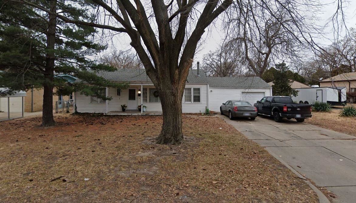 Property Photo: 2109 S Grove St KS 67211