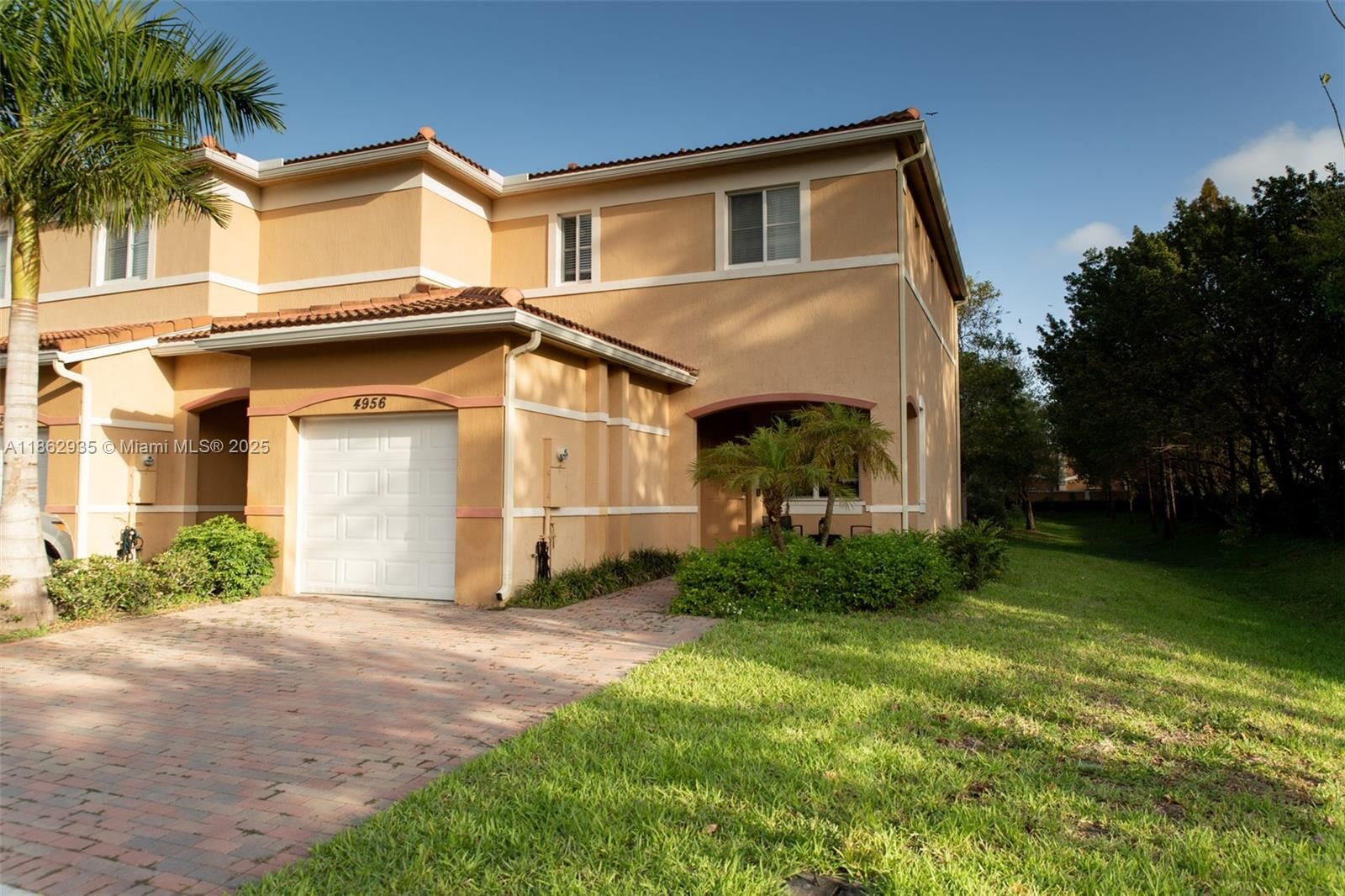 Property Photo:  4956 SW 30th Ter  FL 33312 