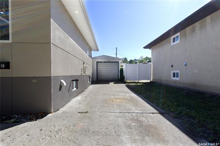 Property Photo:  2475 Francis Street  SK S4N 2R1 