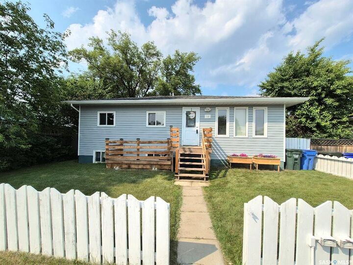 Property Photo: 718 6th Street E SK S6V 0M8