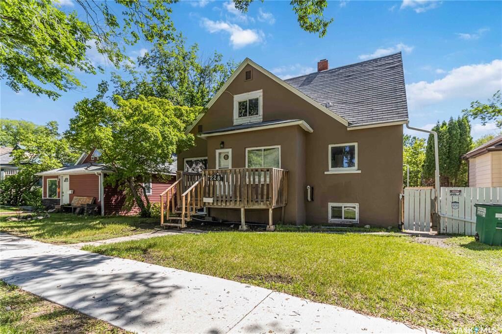 Property Photo:  228 F Avenue N  SK S7L 1W1 