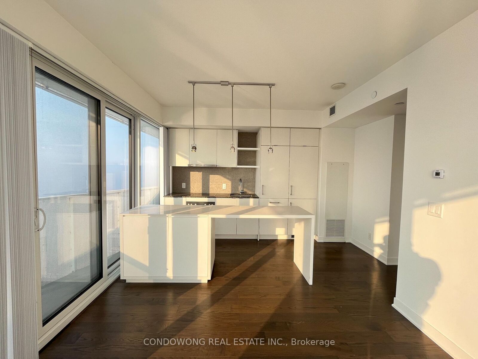 Property Photo: 88 Harbour Street 7107 ON M5J 0C3