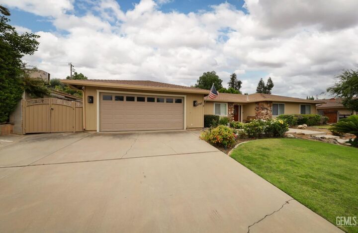 Property Photo: 3707 Panorama Drive CA 93306
