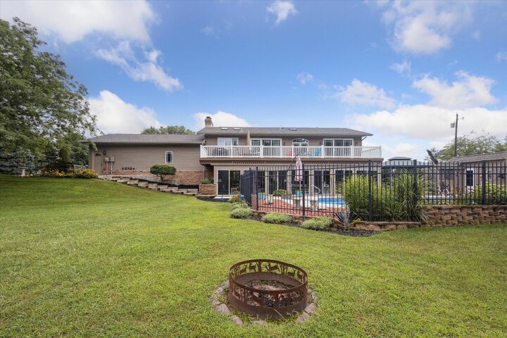 Property Photo: 6885 E 700 IN 46552