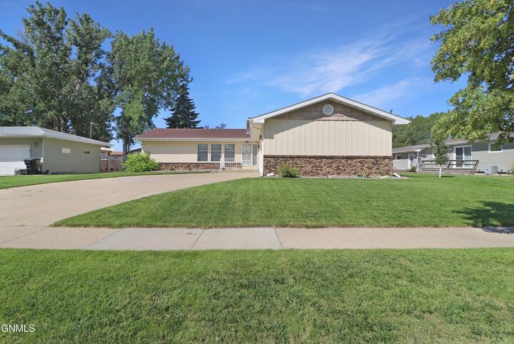 Property Photo:  2115 2nd Avenue E  ND 58801 