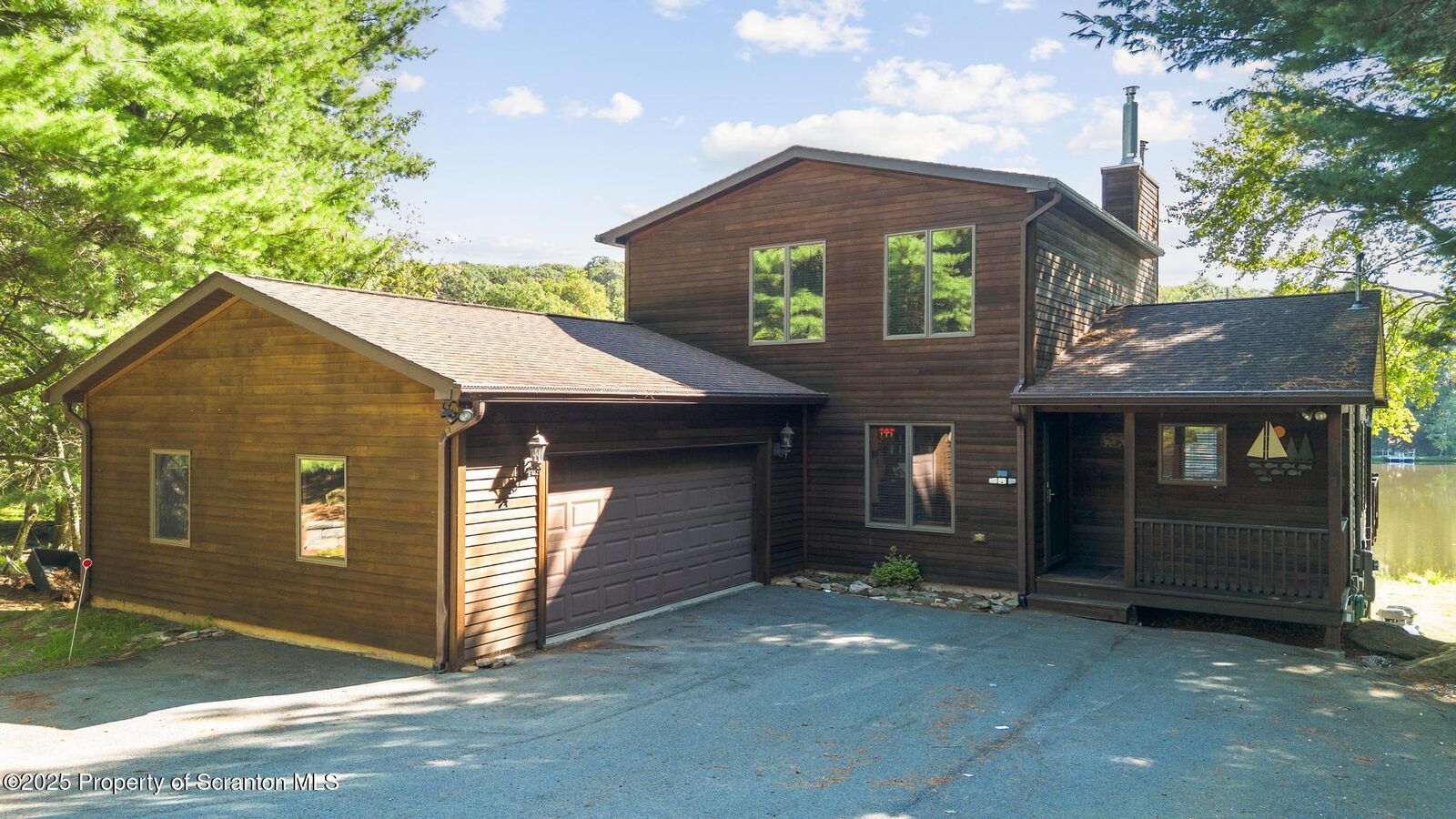 Property Photo:  1048 Aquarius Drive  PA 18436 