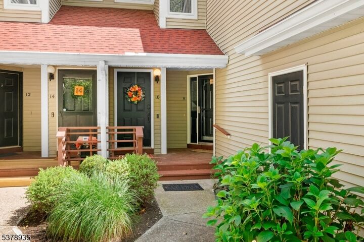 Property Photo:  10 Schofield Ct  NJ 07438 