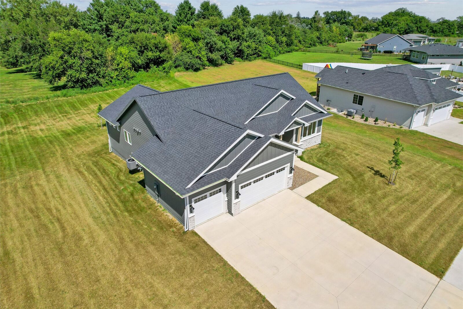 Property Photo: 475 SE Walnut Woods Drive IA 50265