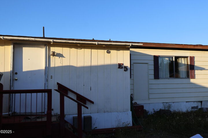 Property Photo: 955 NE Mill Street E-5 OR 97394