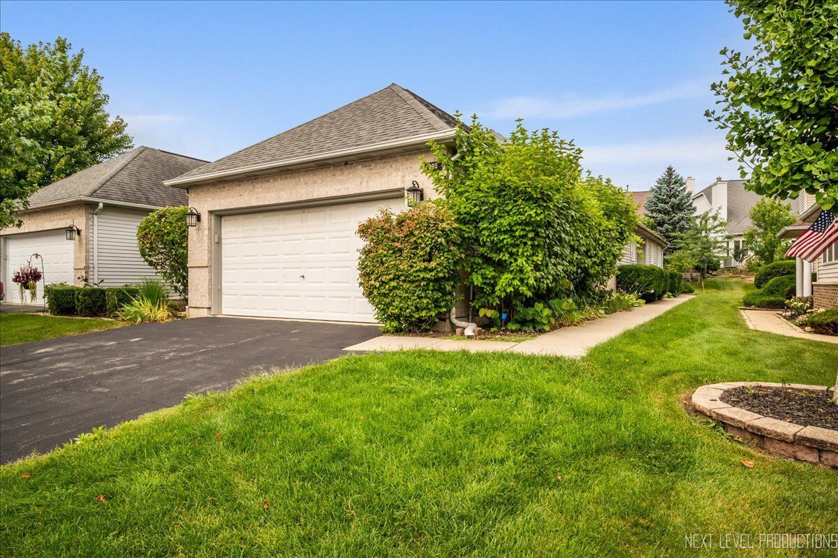 Property Photo: 805 Thornwood Drive IL 60174